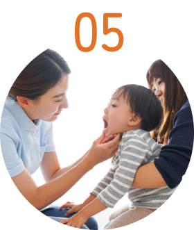 診察している写真