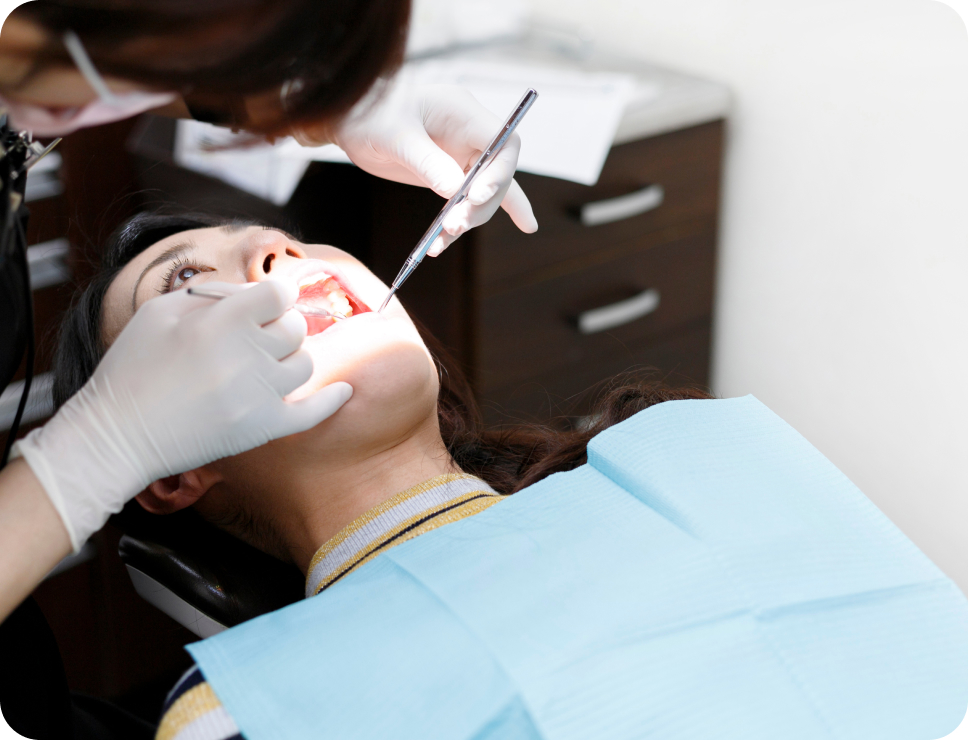 治療している写真